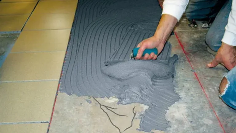 Instalación de azulejos con productos ambientalmente amigables