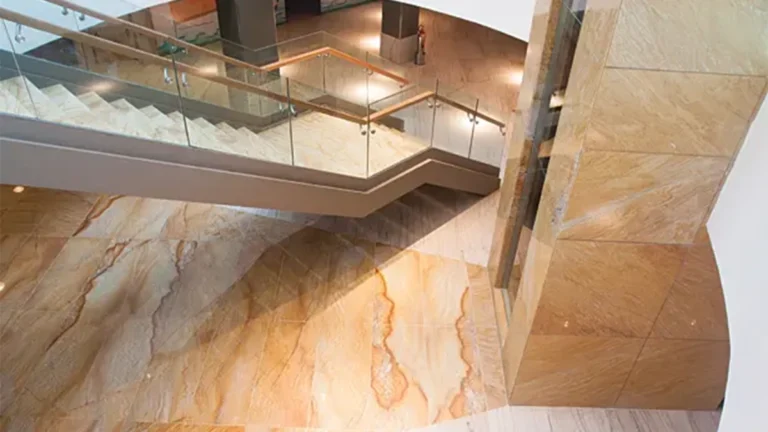 Uso de piedras naturales en un Centro Comercial de Brasil