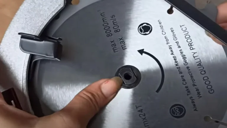 Instale su disco diamantado en el sentido de giro indicado