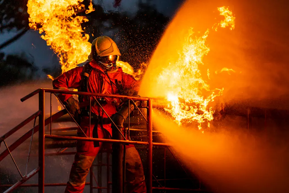 Persona probando productos resistentes al fuego 