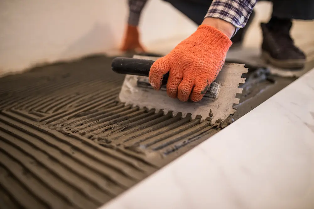 Instalación de piso de cerámica para zonas húmedas