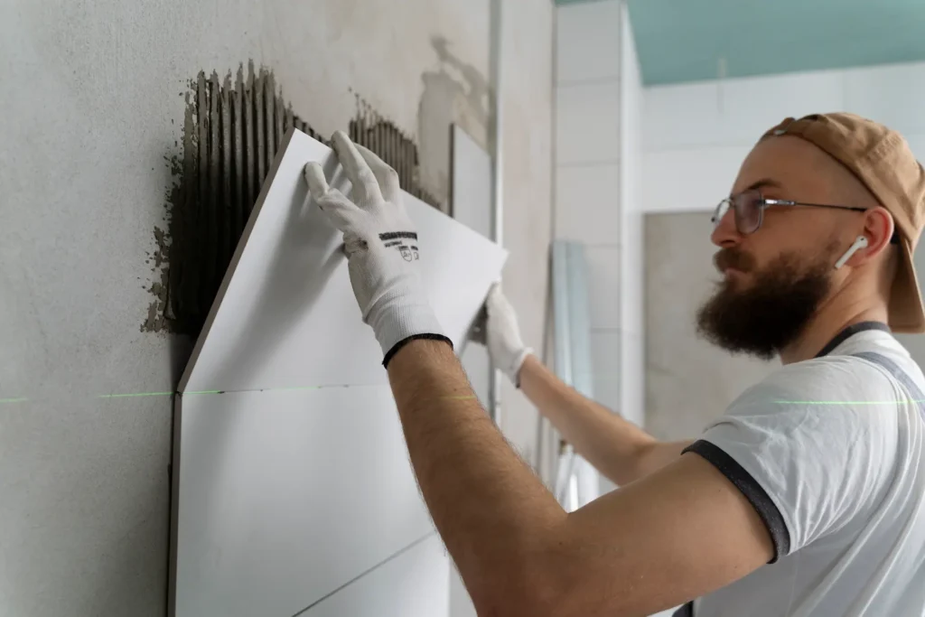 Hombre instalando baldosas